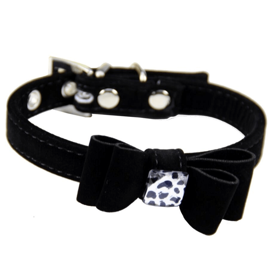 Dog collar made of flannelette with bow tie featuring a stylish black design by Dogs & Cats.