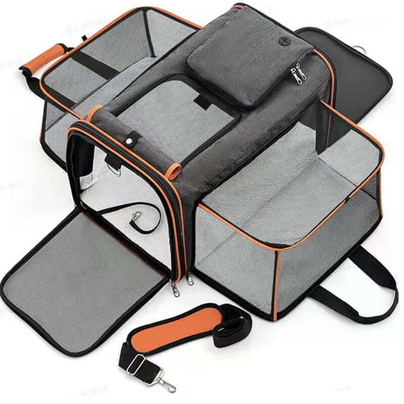 Expandable Large-Capacity Pet Travel Bag with breathable mesh panels and ample space for dogs and cats.